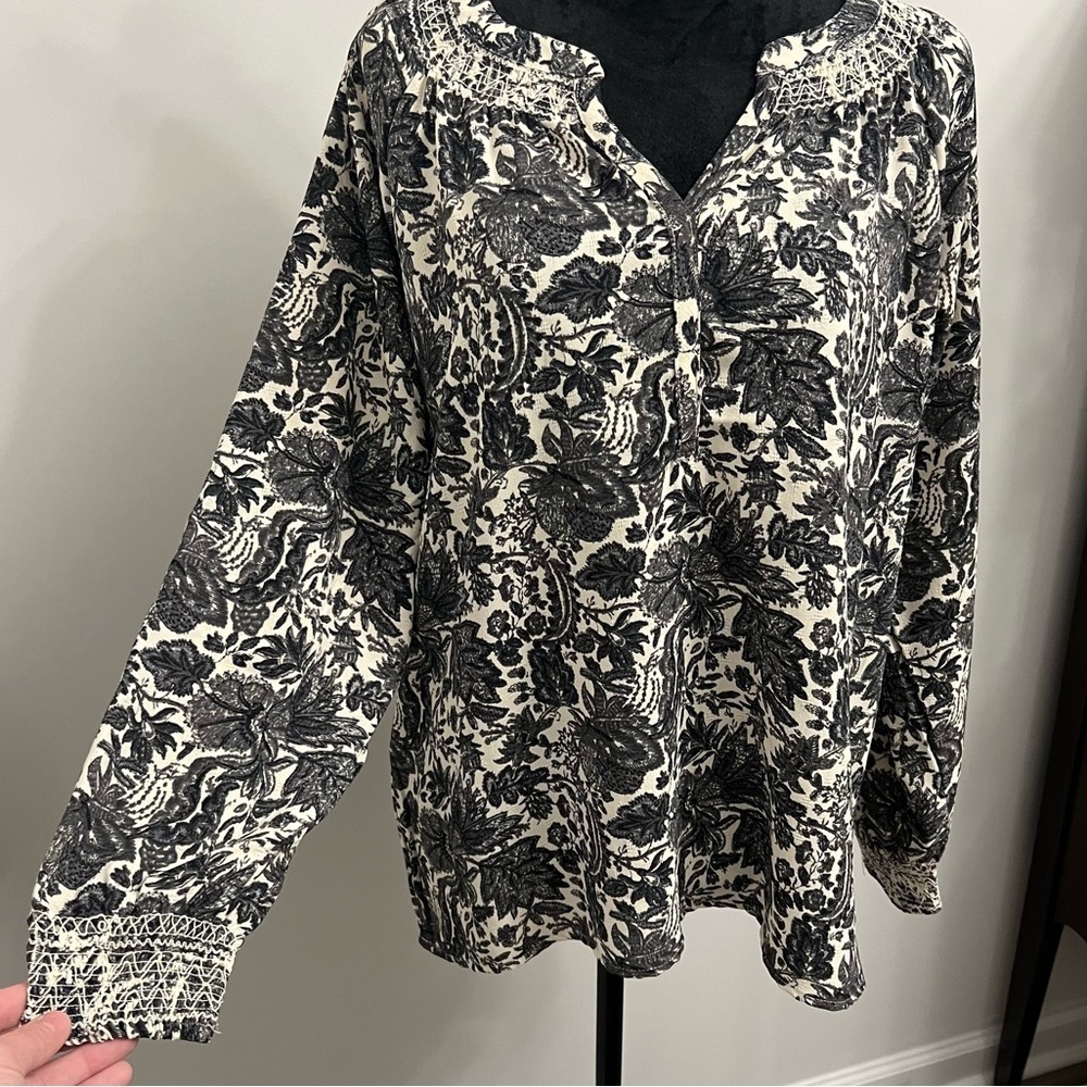 EUC Wonderly Black & White Floral Women's Top - L - Picture 3 of 6